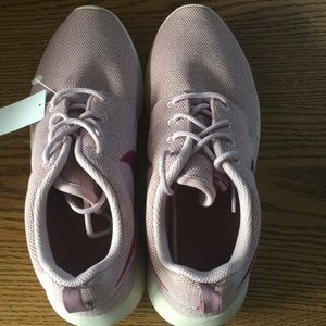 Brand new Nike roshe